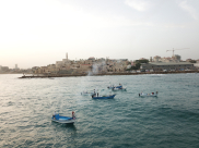  بالصور: صيادو يافا ينظمون استعراضاً بالقوارب خلال صلاة العيد في العراء 